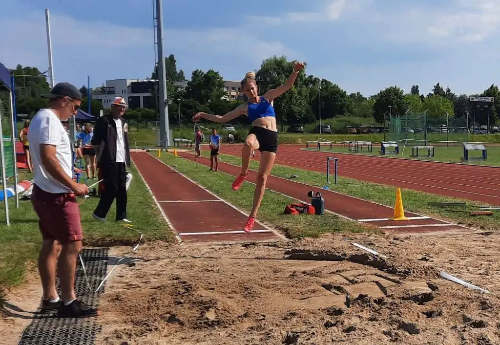 Nina Blanchard au saut en longueur - UCA Caudry
